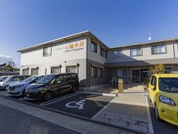 駐車場のある建物外観