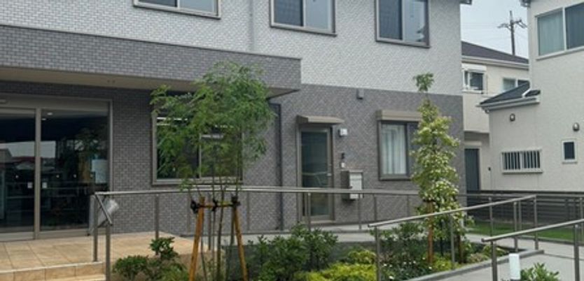 広いエントランスの外観