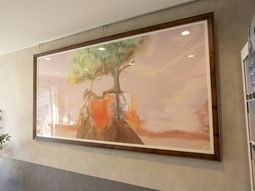 飾られた木の絵画