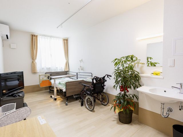 車椅子のある居室 居室 自然光が差し込む居室は、温かみのある家具と配慮の行き届いた設備が整っています。