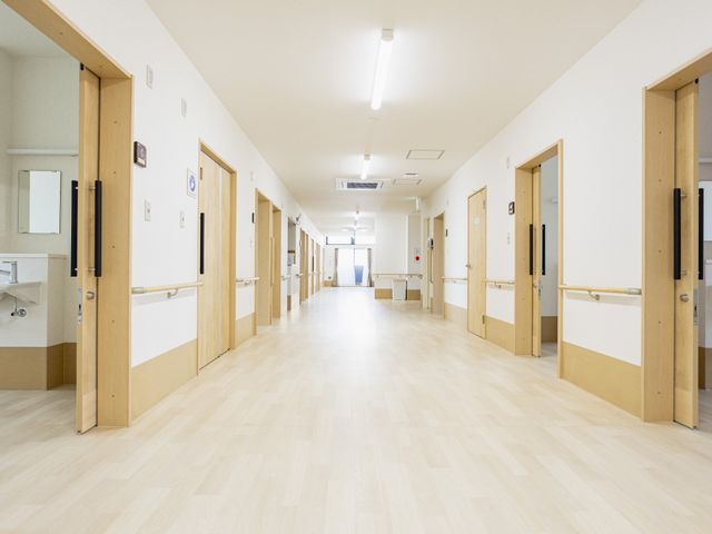 明るい廊下 廊下 広々とした明るい廊下では、快適に移動できます。各部屋へのアクセスもスムーズです。