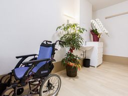 車椅子と植物のある廊下