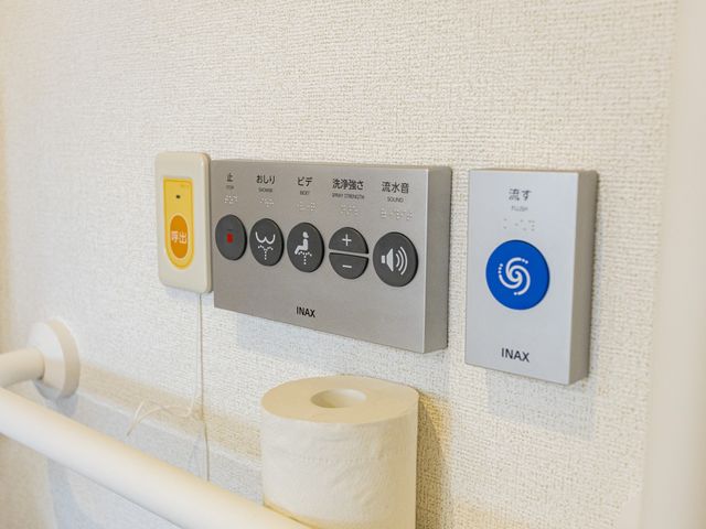 操作ボタン付き壁面 トイレ 使いやすい操作ボタンが設置されていますので、安心して利用できます。優しい設計です。