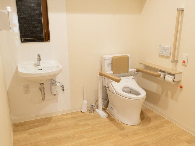 バリアフリートイレ トイレ 手すり付きで広々とした清潔感のあるトイレです。安全かつ快適にお使いいただける設計になっております。