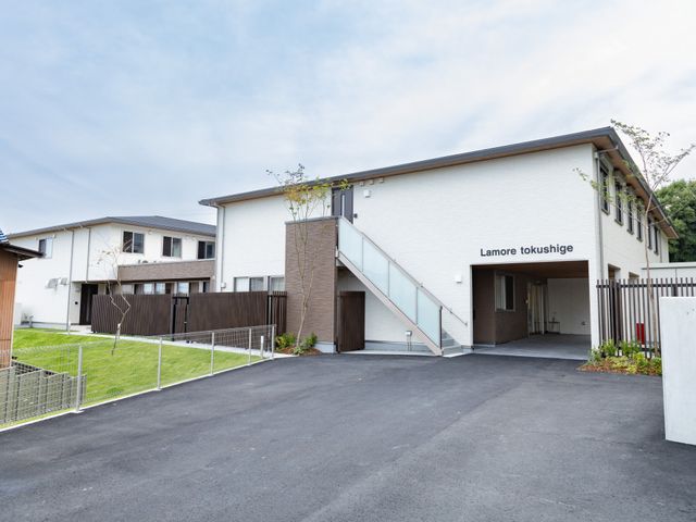 清潔感のある施設外観 外観 広々とした施設の入り口は、訪れる方々を明るく迎え入れます。周囲には緑も豊かで、穏やかな印象を与えています。