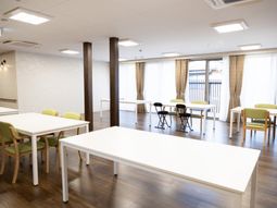 広々とした明るい食堂