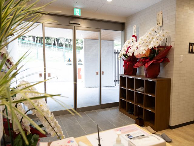 エントランスの明るい風景 エントランス 開放感のある明るいエントランスです。大きな窓から自然光が差し込み、安らぎと活気を感じさせる空間となっています。