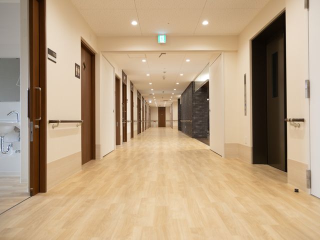 広々とした綺麗な廊下 廊下 ゆったりとした廊下は、清潔感があり落ち着いた雰囲気です。移動もしやすく、安心して過ごせる空間です。