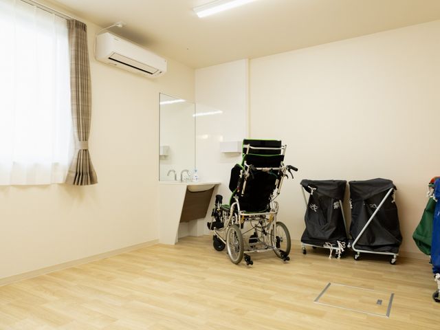 ゆったりとした居室 居室 清潔感があり、明るい居室には、車椅子も置いてあり、日々の生活に必要な設備が整っています。