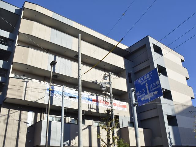 建物外観 外観 広々としたモダンな建物で働きやすさが感じられます。青空の下、清潔感も漂います。