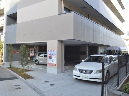 駐車スペースと建物外観
