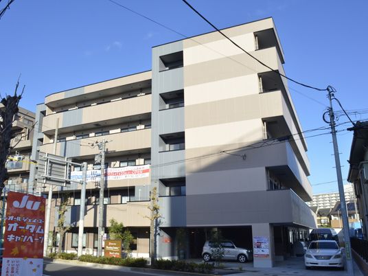 落ち着いた建物の外観