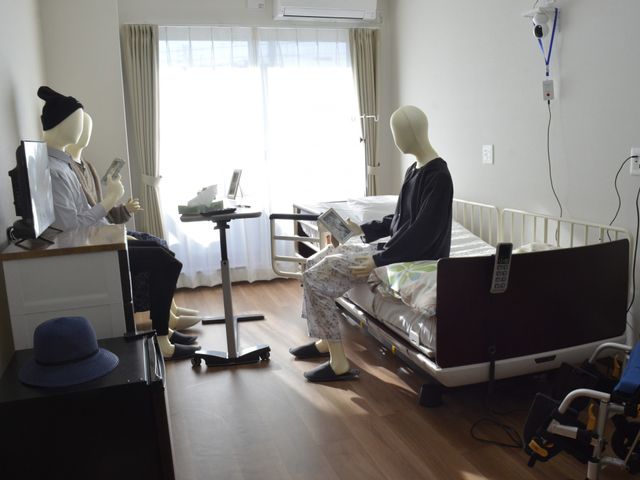 居心地の良い居室 居室 広々とした居室で、自然光が差し込む明るい空間です。リラックスしながら読書が楽しめます。