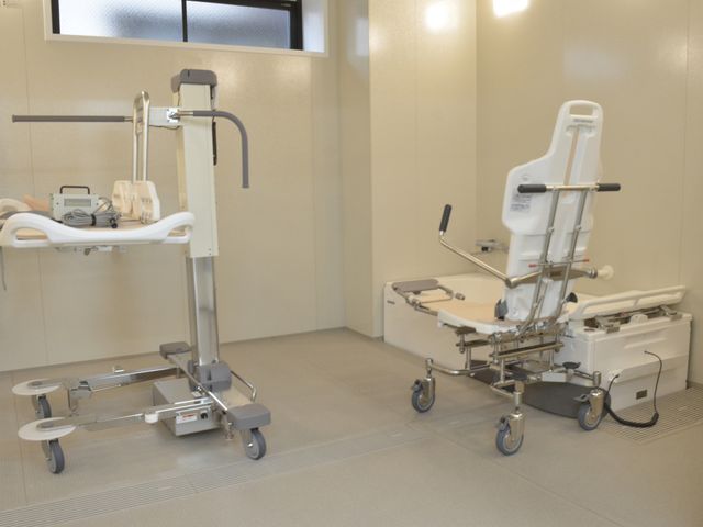 機能的な浴室 浴室 リフト設備が整った作業しやすい空間です。介助が必要な方にも優しい設計になっています。