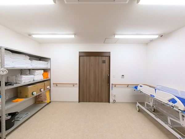 明るい清潔な機能訓練室
