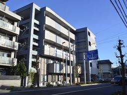 落ち着いた外観の建物