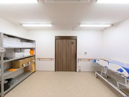 備品が整然と並ぶ室内