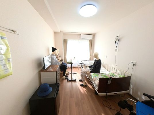 介護用ベッドのある居室  