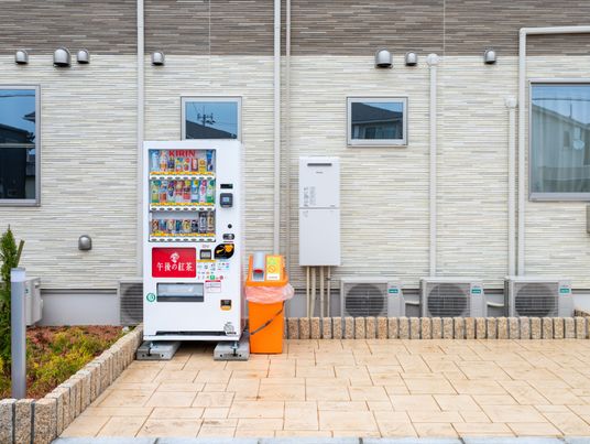 自動販売機の前