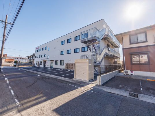 日差しを受けた建物外観