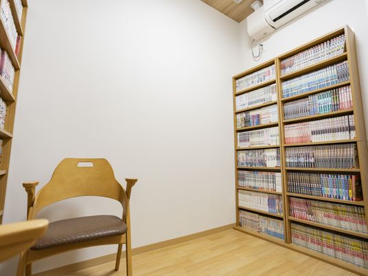 書架が並ぶ部屋