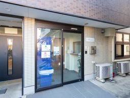 入口の幅広い扉