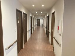 落ち着いた雰囲気の廊下  