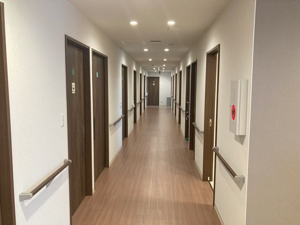 落ち着いた雰囲気の廊下  
