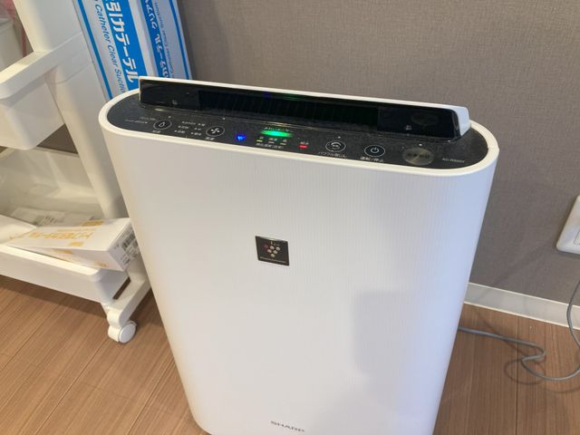 空気清浄機のある部屋 内観 最新の空気清浄機が設置されている室内です。快適な環境で働けます。