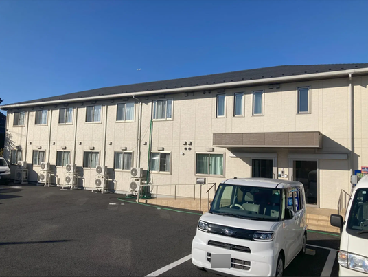 白い建物の外観