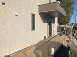 入口の日差しを受けた外観