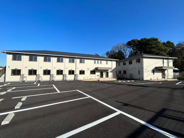 清潔感ある外観 外観 広々とした駐車場がある建物は、通りからもアクセスしやすそうです。外壁は清潔感があり、快適な環境が期待できます。