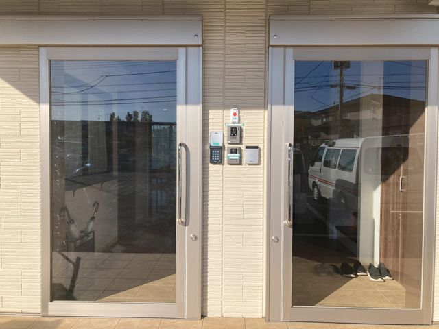 自動ドアの出入口 エントランス 自動ドアが設置されたエントランスです。車椅子も利用しやすいように配慮されています。