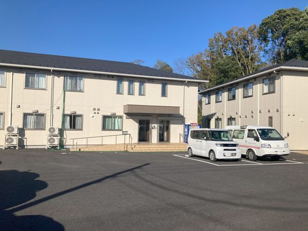 車椅子対応の建物外観
