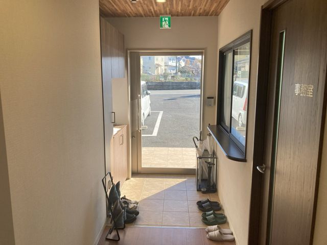 小さな玄関の入口 エントランス 自然光が差し込む明るい玄関です。出入りしやすい設計で、快適に働ける環境です。