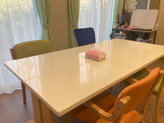 明るいテーブルの部屋 ダイニングルーム   自然光が差し込む明るいスペースです。落ち着いた雰囲気の中でくつろげます。