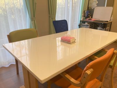 明るいテーブルの部屋