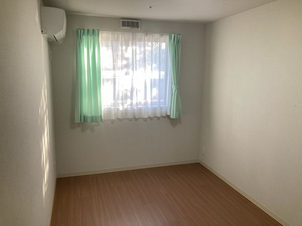 光が差し込む居室