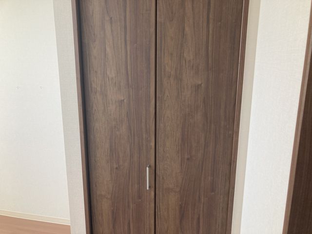 収納家具がある居室 居室 すっきりとしたデザインのクローゼットが備わっています。快適な生活空間が広がる居室です。