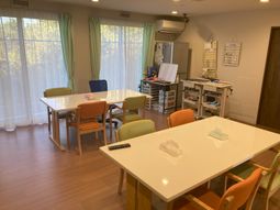 明るいテーブルのある室内