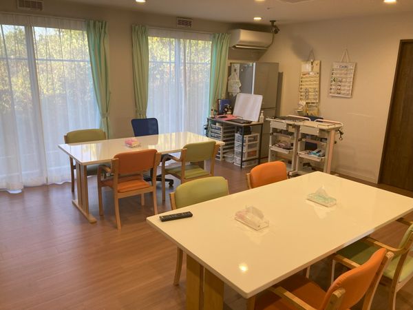 明るいテーブルのある室内