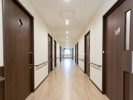 明るい長い廊下