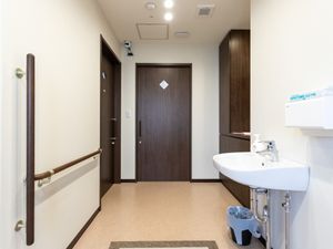 清潔な洗面台の廊下