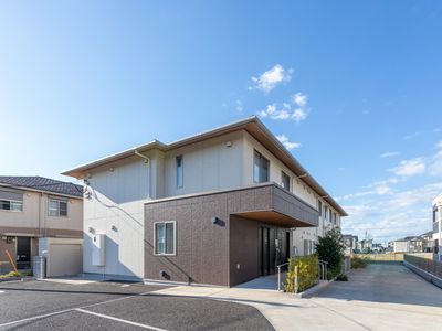 明るい外観の建物