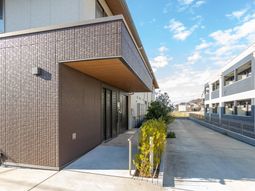 広々とした入口の外観