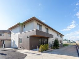 広々とした建物外観