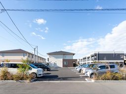 晴天の駐車場外観