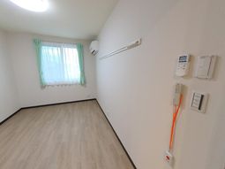 広い窓のある居室  