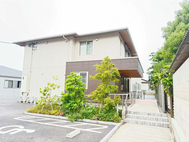 青空に映える建物外観 外観 明るい色調の外観が特徴の建物です。緑に囲まれた静かな環境にあります。