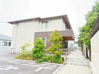 青空に映える建物外観